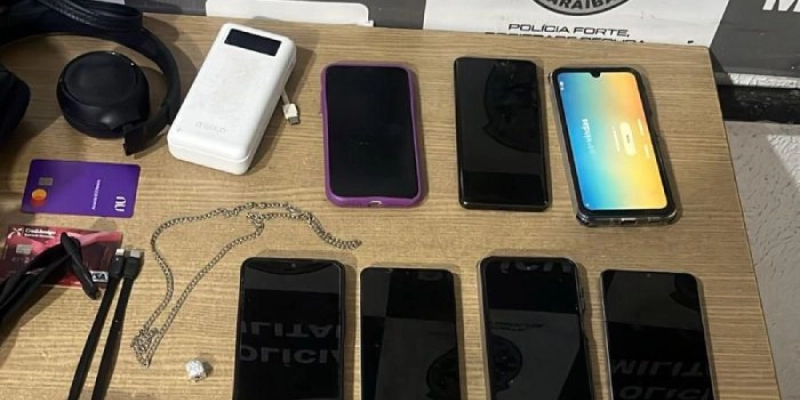 Polícia prende dupla acusada de assaltos e recupera vários celulares roubados