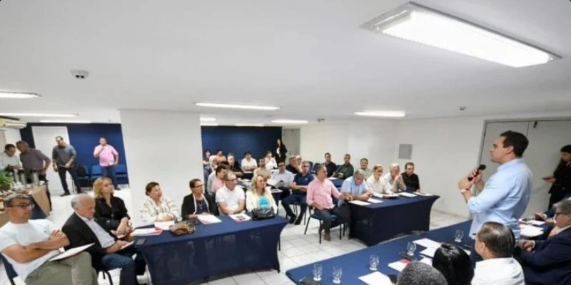 Lucas Ribeiro reúne base aliada e apresenta ações emergenciais no estado