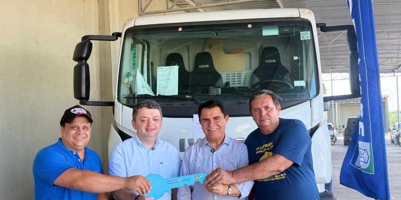 Queimadas recebe dois caminhões basculantes por meio de ação do deputado federal Wilson Santiago