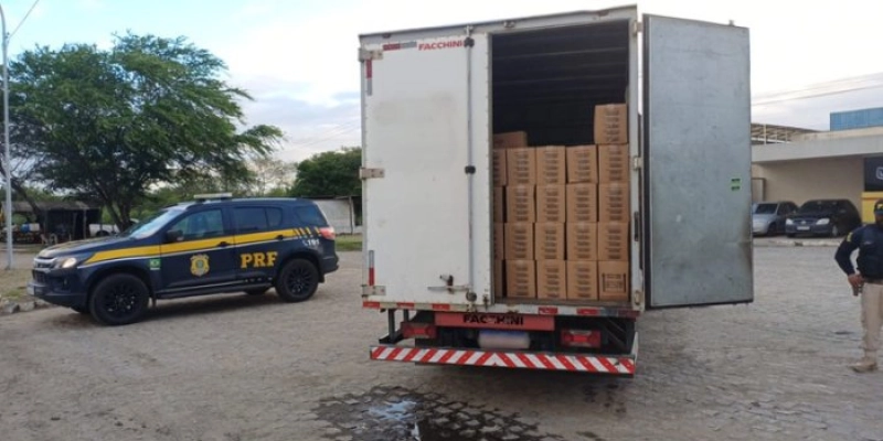 Na Paraíba, PRF intercepta crime fiscal, recupera veículo furtado e contém agressão no feriado