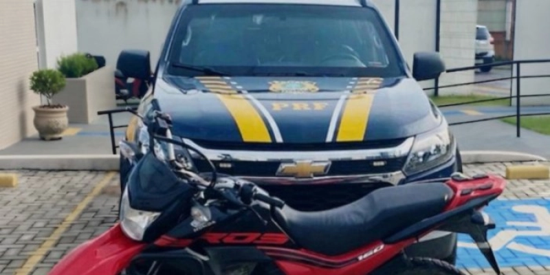 PRF recupera motocicleta roubada e detém homem por receptação e adulteração