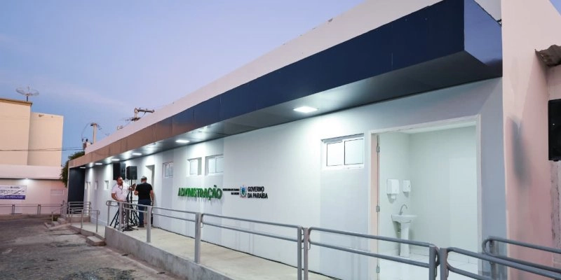 Governador Lucas Ribeiro entrega ampliação de UPA de Cajazeiras, autoriza novas obras na unidade e visita reforma da maternidade do Hospital Regional