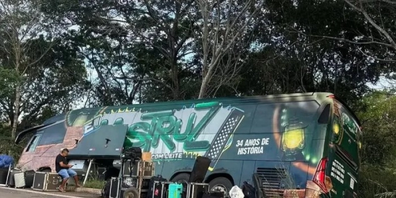 Após desviar de buracos, ônibus da banda Mastruz com Leite se envolve em acidente na BR-226