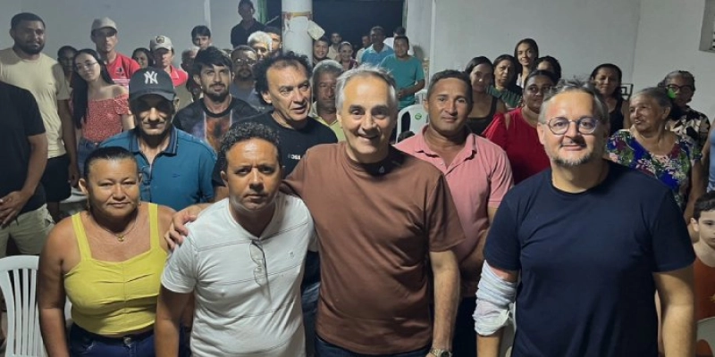 Luciano Cartaxo visita comunidade Macacos e garante terceiro trator para a zona rural de Sousa