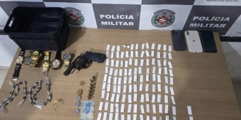 Dois são presos após tentativa de fuga e desarticulação de ponto de tráfico