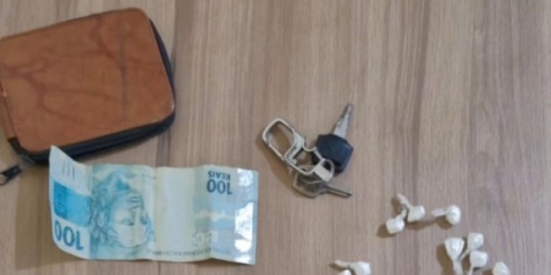 Câmeras flagram homem de muletas furtando moto em rodoviária; PM realiza prisão