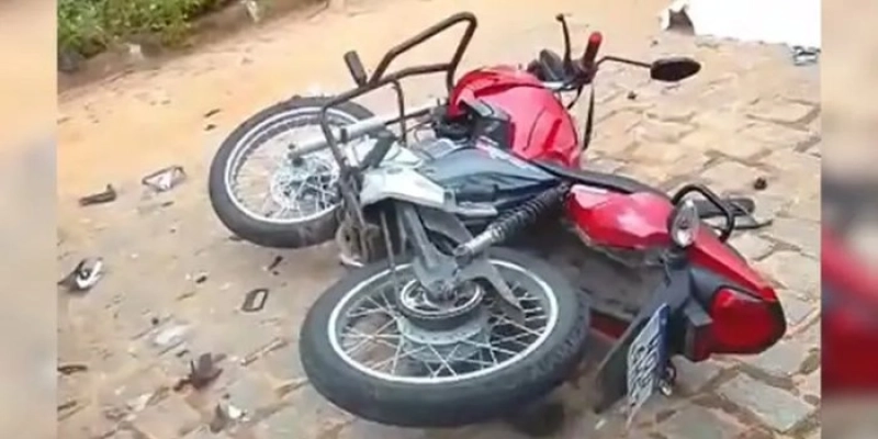 Colisão frontal entre moto e D20 deixa mulher morta no Sertão da Paraíba