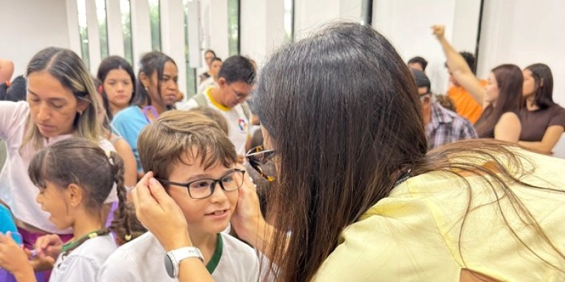 Em Sousa, gestão Helder Carvalho fortalece inclusão educacional com entrega de óculos gratuitos a alunos da rede municipal de ensino