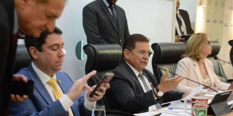 Adriano Galdino apresenta nova programação da TV Assembleia durante sessão da ALPB