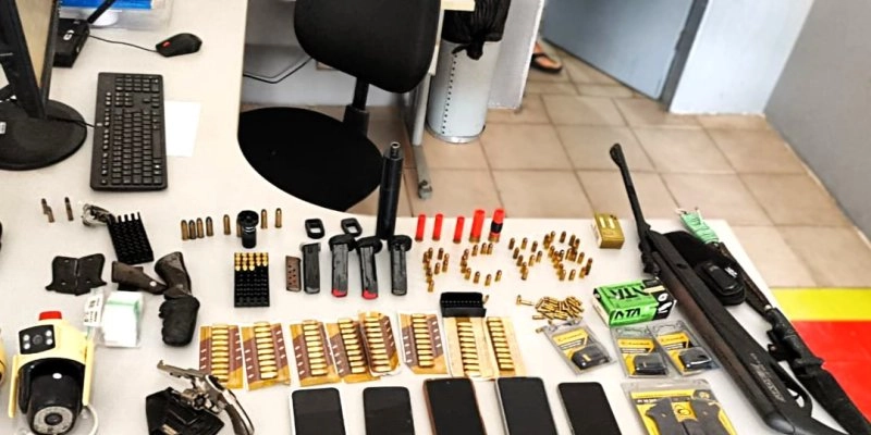 Polícia Civil prende mulher em flagrante com arsenal de armas de fogo e munições