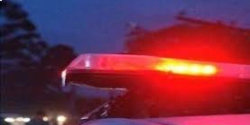 Carro invade praça pública desgovernado, derruba árvore e destrói banco no Sertão