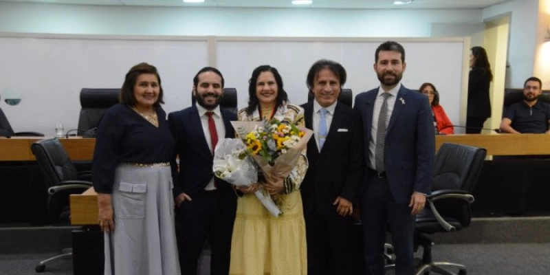 ALPB aprova proposta de Michel Henrique e homenageia professora Hélcia Macedo com alta honraria