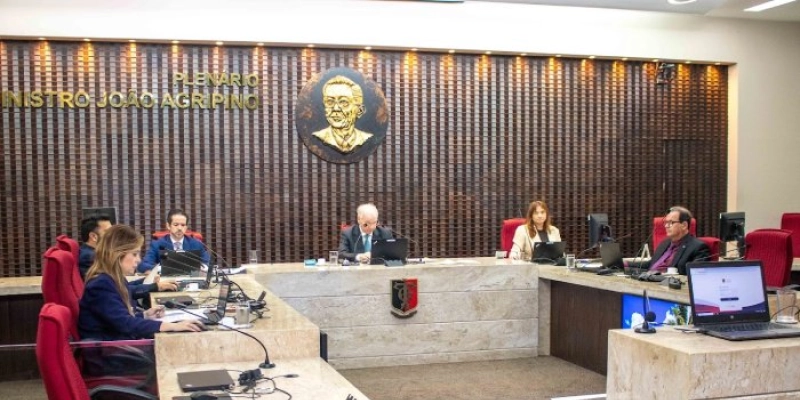 Tribunal de Contas multa gestores e suspende pagamentos por irregularidades em contratos municipais