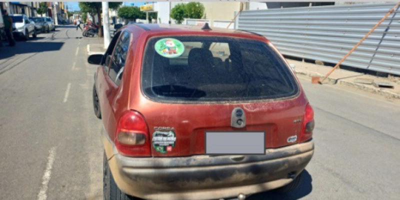 PRF apreende carro furtado e detém homem por adulteração na BR-230, na Paraíba