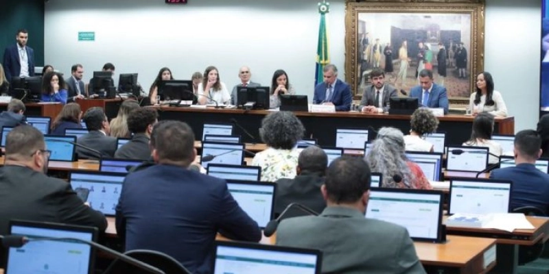 CCJ da Câmara adia análise de PEC sobre redução da maioridade penal