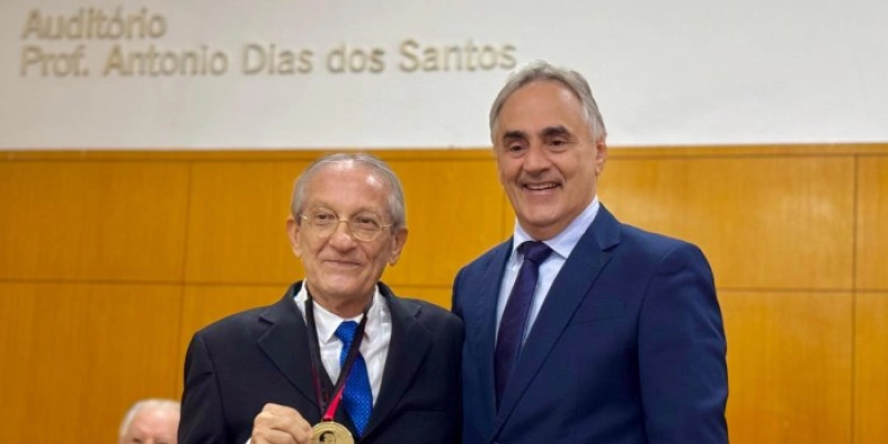 Luciano Cartaxo homenageia Dr. José Mário Espínola com a Medalha Napoleão Laureano em sessão solene no CRM-PB