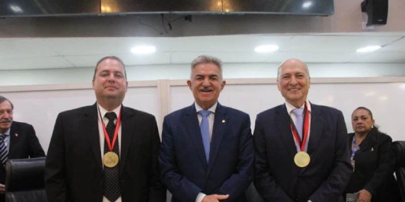 ALPB concede Medalha Epitácio Pessoa aos médicos João Modesto e Tiago Modesto