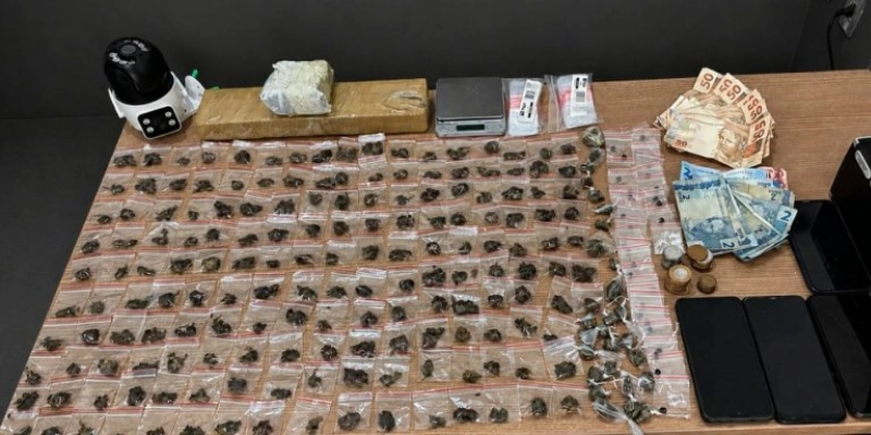 ROTAM prende dois homens e apreende adolescente com drogas e balança de precisão