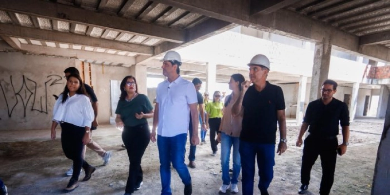 Leo Bezerra celebra retomada de obras de escola em Gramame e acompanha conclusão de obra na ladeira do Timbó, com serviço da Seinfra