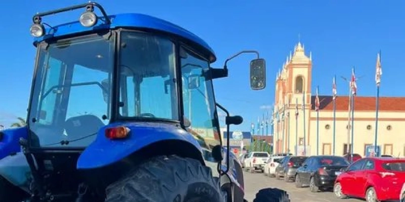 Cena de cinema no Sertão: PM persegue e prende motorista de trator embriagado em cavalgada
