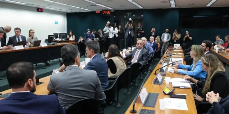 Pedido de vista adia votação da PEC do fim da escala 6X1