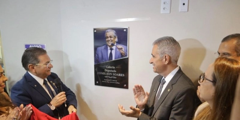 ALPB homenageia Edmilson Soares com nome de nova galeria no plenário