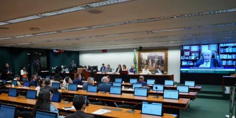 PEC do fim da escala 6×1 avança e segue agora para o plenário da Câmara