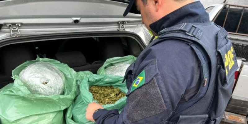 PRF intercepta carro após tentativa de fuga e apreende 25 kg de “supermaconha” na BR-230