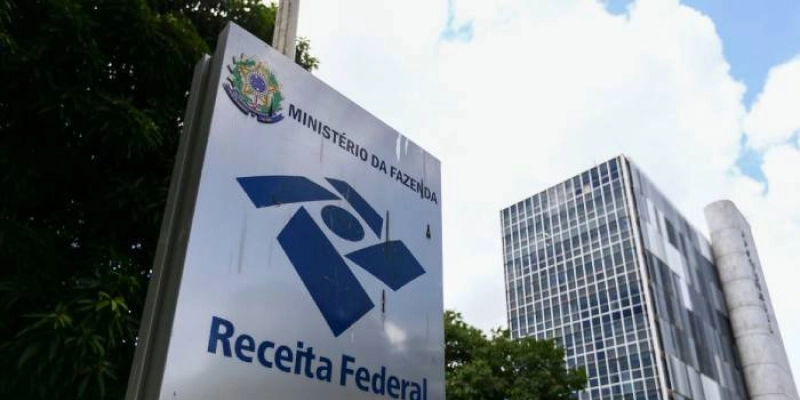 Receita paga nesta sexta R$ 16 bilhões no maior lote de restituição do Imposto de Renda da história