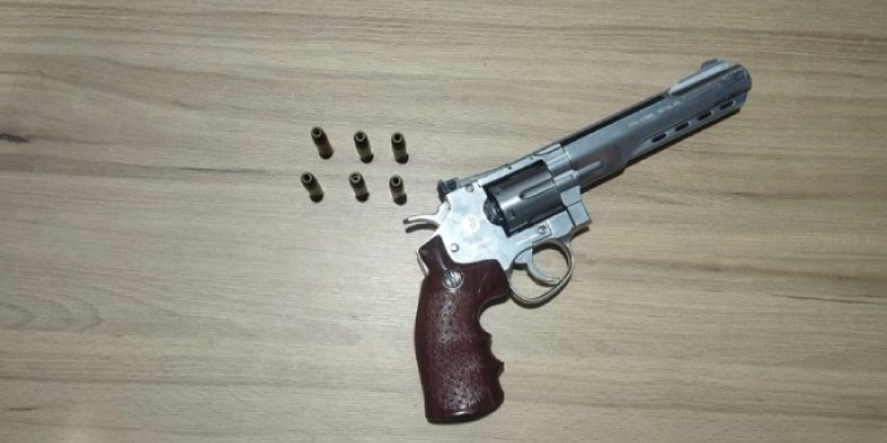 Com simulacro de revólver, suspeito de assaltar pedestres é preso em flagrante