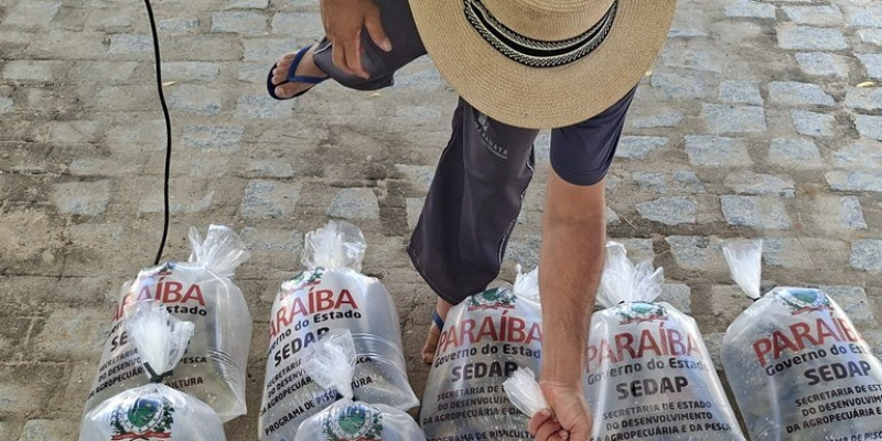 Sedap-PB entrega de 40 mil alevinos para produtores durante a 5ª Agrofeira no município de Passagem