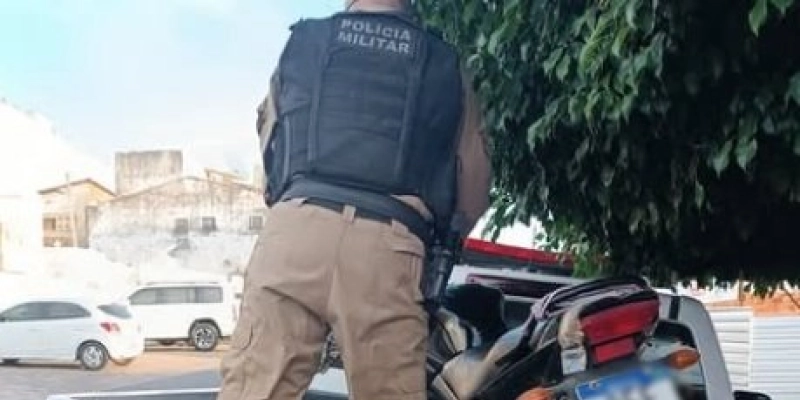 Polícia recupera motocicleta roubada abandonada no centro de Cajazeiras