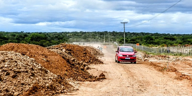 Lucas Ribeiro visita obra e diz que novas estradas vão tornar o Cariri mais forte, desenvolvido e integrado