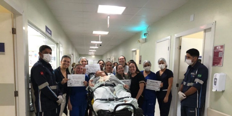 Hospital Metropolitano concede alta a paciente que passou por tratamento de tumor intracranianodurante quase seis meses