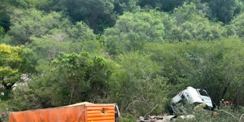 Carreta perde o controle, arrasta carro para ribanceira e motorista morre na BR-230, em Santa Luzia