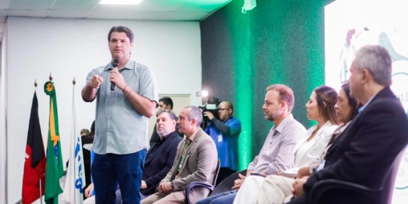 Leo Bezerra reafirma compromisso com o plantio de árvores e reforça cuidados com o descarte corretamente de lixo