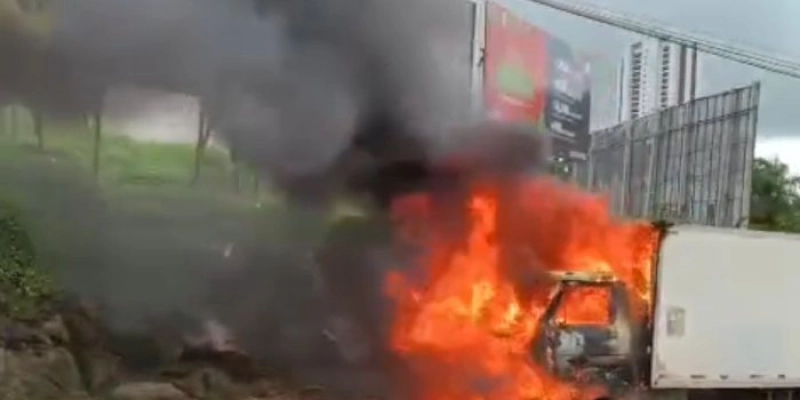 Caminhão pega fogo e interdita trecho da BR-230 na entrada de Campina Grande