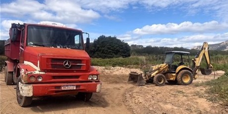 Extração ilegal de areia em APP é flagrada pela Polícia Ambiental; cinco veículos são apreendidos e responsável é levado à Polícia Federal