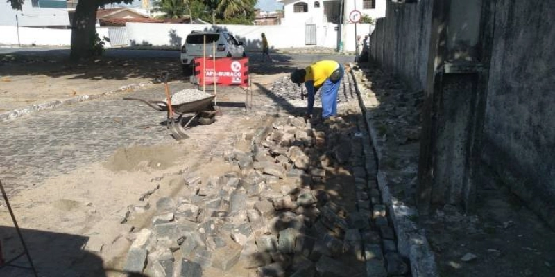 Mesmo com ponto facultativo, equipes da Seinfra executam serviços de manutenção em 29 bairros