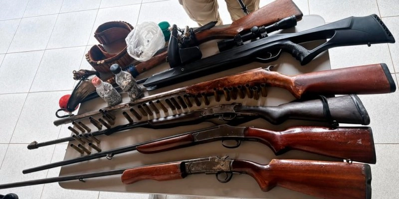 Homem é preso e arsenal com seis espingardas é apreendido após disparos contra ciclistas