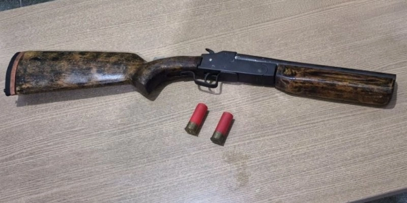 Suspeito é flagrado jogando arma pela janela durante ação da Polícia Militar