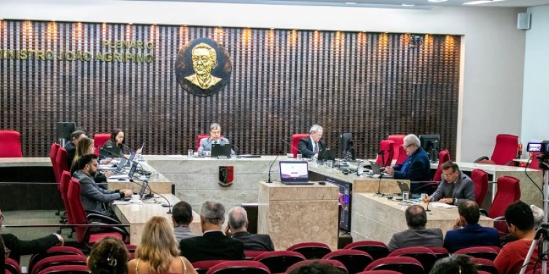 TCE aprova contas municipais, reforça combate à desertificação e mantém débito de ex-secretário estadual