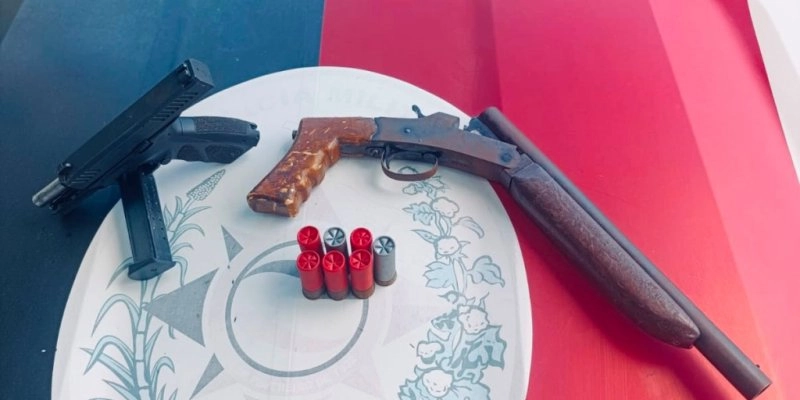 Dupla ligada a facção criminosa é presa com armas de uso restrito