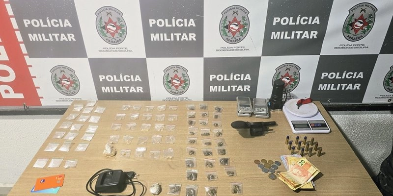 ROTAM captura suspeito escondido em telhado e encontra arsenal do tráfico