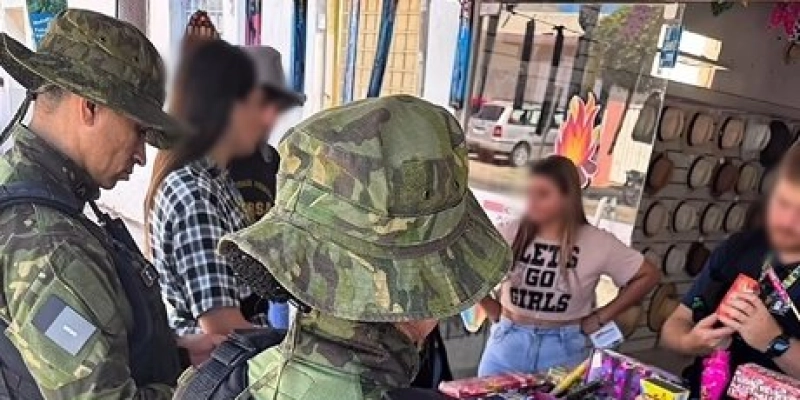 Polícia Militar e Secretaria de Meio Ambiente orientam comerciantes sobre proibição de fogos com estampido em Patos