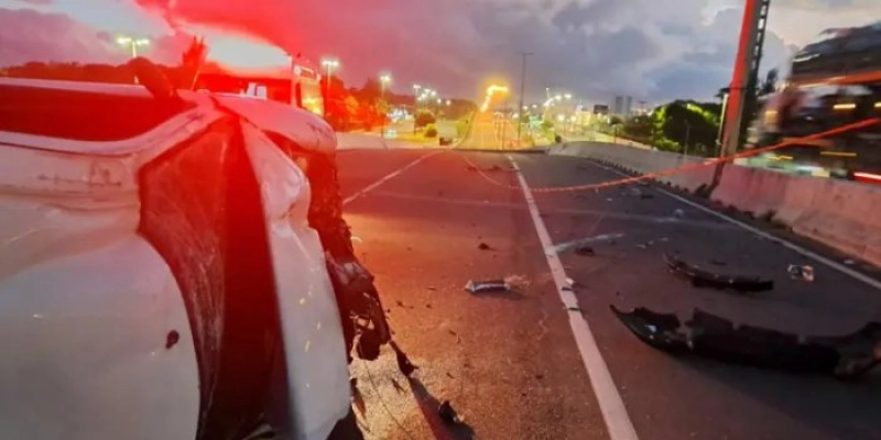 Colisão entre carros derruba poste e interdita a BR-230 neste sábado