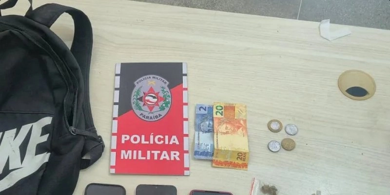 Operação policial em Cajazeiras apreende drogas e prende suspeito com mandado em aberto