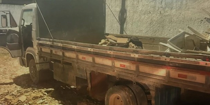 Homem é autuado por descarte irregular de entulho e tem caminhão apreendido