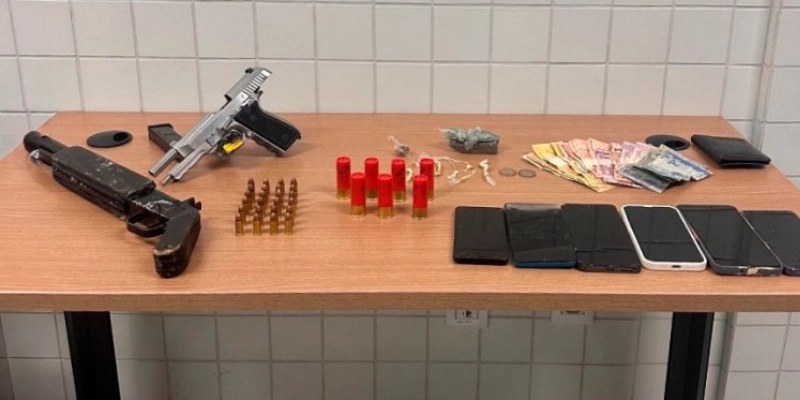 Polícia militar apreende armas, drogas e prende três suspeitos