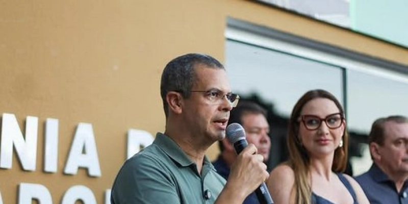 Jutay Meneses prestigia entrega de novo espaço para pescadores em Bom Jesus